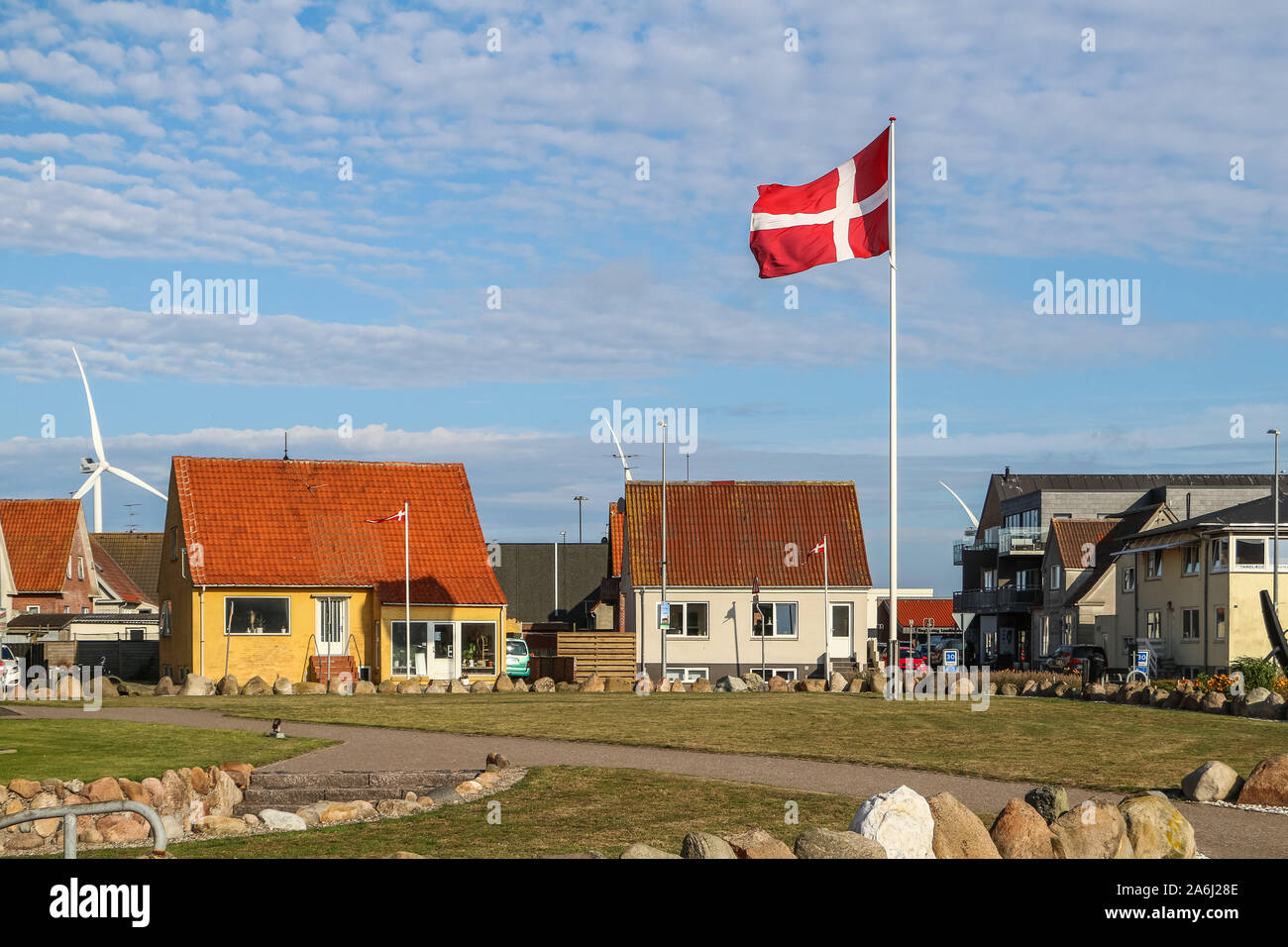 Allgemeine Ansicht des Dorfes mit großen Dänemark Flagge auf dem Wind im Vordergrund ist in Hvide Sande, Dänemark am 28. Juli 2019 © Michal Fludra/Alamy Live Nachrichten gesehen Stockfoto