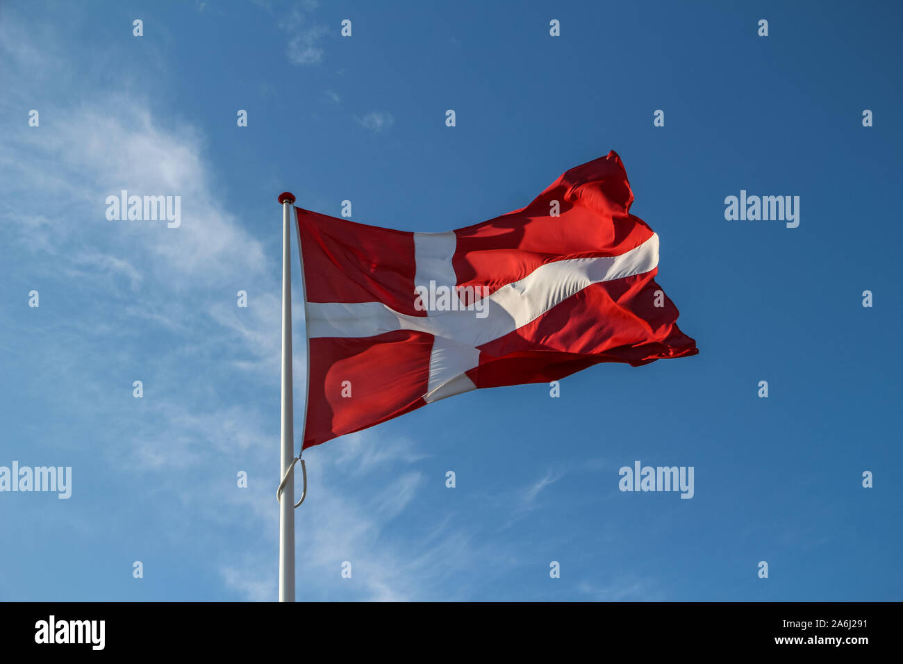 Große Dänemark Flagge auf dem Wind ist in Hvide Sande, Dänemark am 28. Juli 2019 © Michal Fludra/Alamy Live Nachrichten gesehen Stockfoto