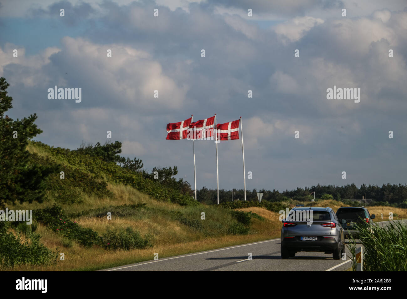 Drei Dänemark Flaggen im Wind sind in der Nähe der Hvide Sande, Dänemark am 28. Juli 2019 © Michal Fludra/Alamy Live Nachrichten gesehen Stockfoto