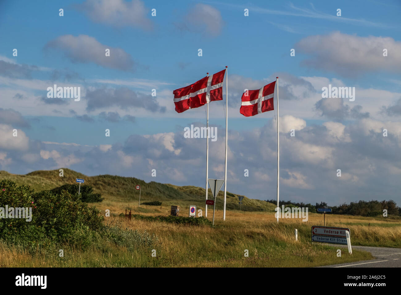 Drei Dänemark Flaggen im Wind sind in der Nähe der Hvide Sande, Dänemark am 28. Juli 2019 © Michal Fludra/Alamy Live Nachrichten gesehen Stockfoto