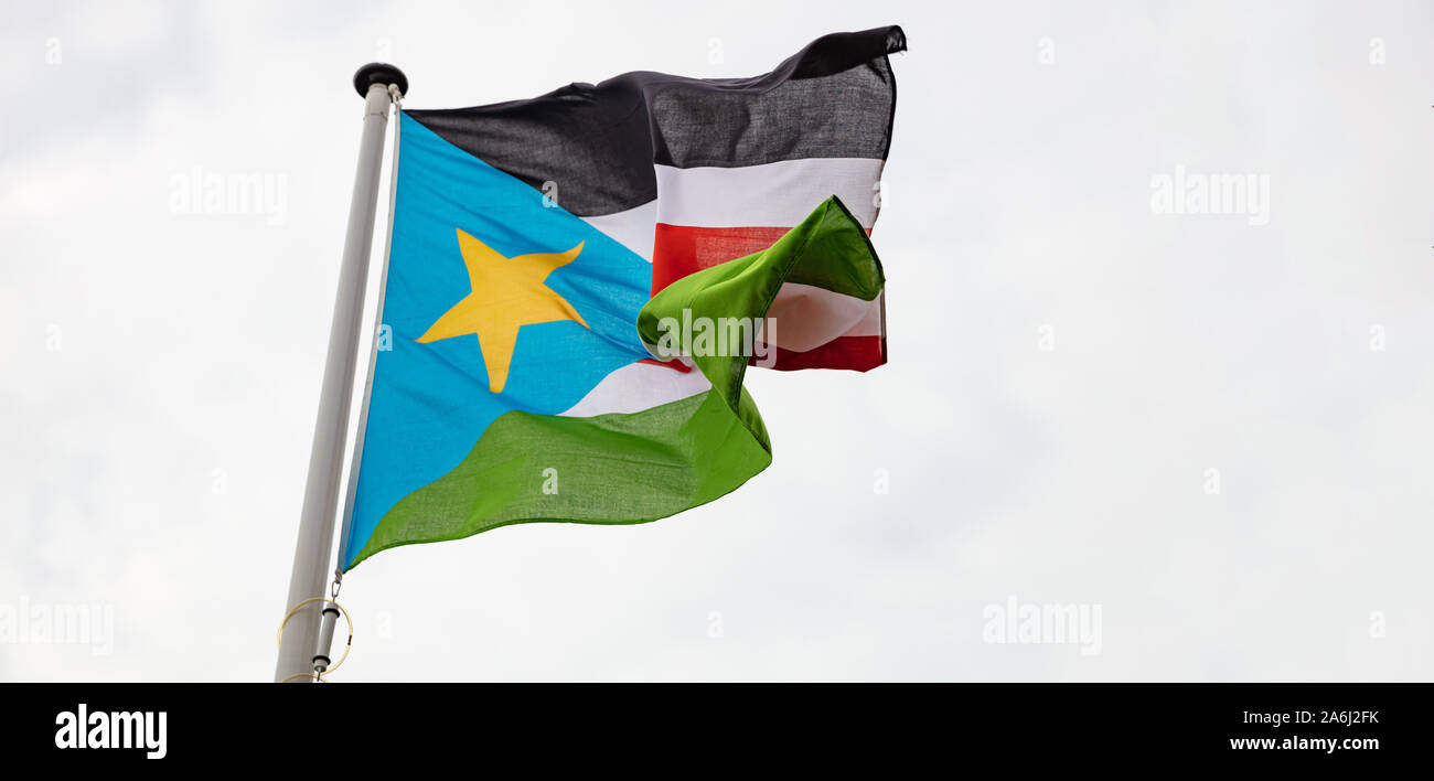 Der Süden des Sudan Flagge. Der Süden des Sudan nationalen Zeichen und Symbol winken auf einem Fahnenmast gegen bewölkter Himmel Hintergrund Stockfoto