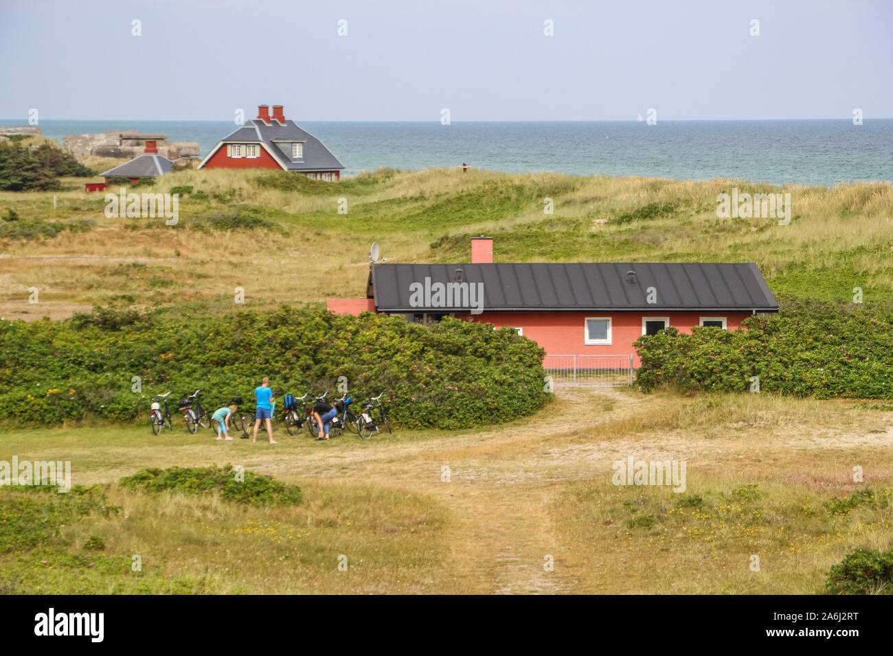 Allgemeine Ansicht von Skagen Küste mit Radfahrer und kleine dänische Häuser in Rot lackiert ist in Skagen, Dänemark am 28. Juli 2019 © Michal Fludra/Alamy Live Nachrichten gesehen Stockfoto