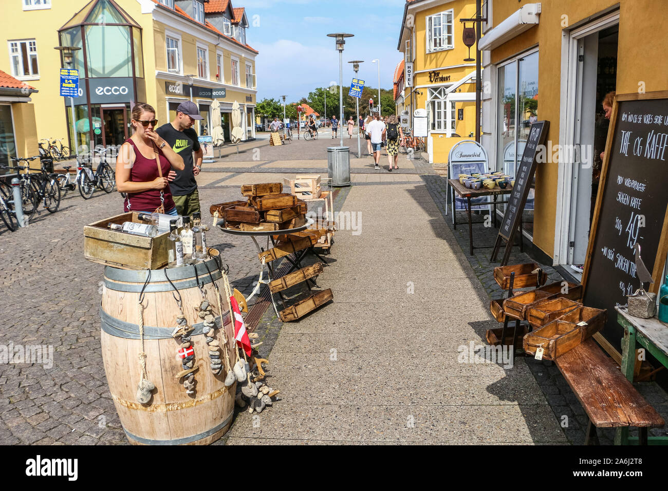 Die Leute, die auf der Suche zu kaufen einige Souvenirs in Skagen, Dänemark gesehen werden am 28. Juli 2019 Skagen ist die nördlichste Stadt Dänemarks, an der Ostküste der Halbinsel Skagen Odde ganz im Norden von Jütland. © Michal Fludra/Alamy leben Nachrichten Stockfoto