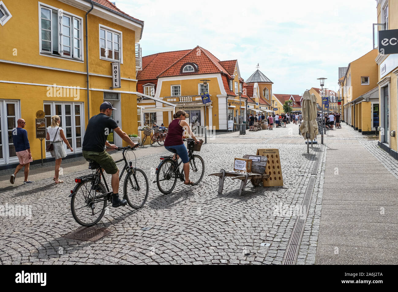 Radfahrer auf Fahrräder und Fußgänger zu Fuß in die Fußgängerzone ist in Skagen, Dänemark am 28. Juli 2019 Skagen ist die nördlichste Stadt Dänemarks, an der Ostküste der Halbinsel Skagen Odde ganz im Norden von Jütland. © Michal Fludra/Alamy leben Nachrichten Stockfoto