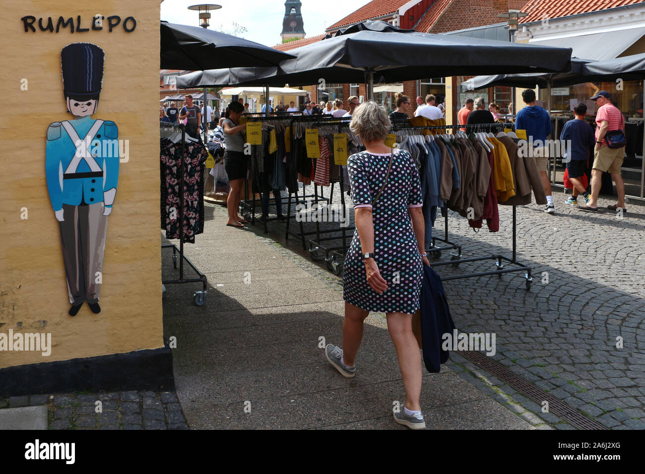 Die Leute, die auf der Suche o Einige Kleidung auf die Fußgängerzone kaufen sind in Skagen, Dänemark am 28. Juli 2019 Skagen ist die nördlichste Stadt Dänemarks, an der Ostküste der Halbinsel Skagen Odde ganz im Norden von Jütland. © Michal Fludra/Alamy leben Nachrichten Stockfoto