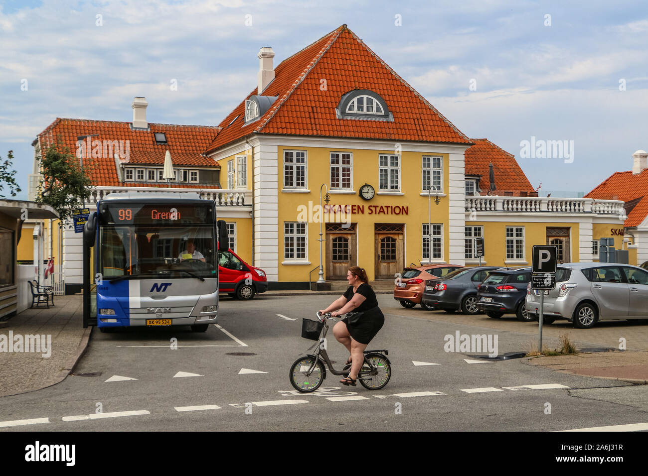 Menschen reiten auf Fahrrädern vor Skagen Bahnhof sind in Skagen, Dänemark am 28. Juli 2019 Skagen ist die nördlichste Stadt Dänemarks, an der Ostküste der Halbinsel Skagen Odde ganz im Norden von Jütland. © Michal Fludra/Alamy leben Nachrichten Stockfoto