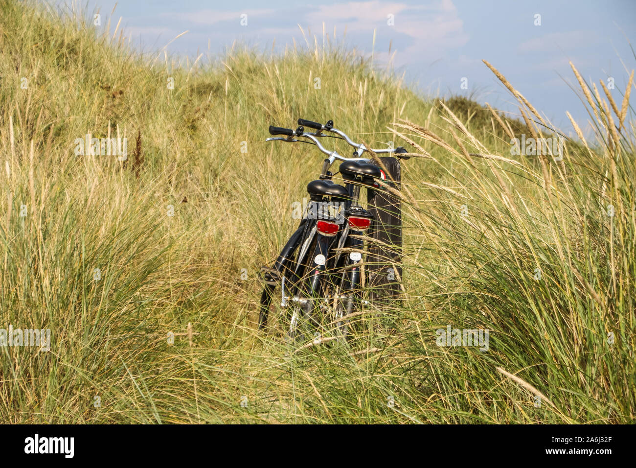 Fahrräder im Gras auf einer Düne geparkt werden in Skagen, Dänemark am 28. Juli 2019 Skagen ist die nördlichste Stadt Dänemarks, an der Ostküste der Halbinsel Skagen Odde ganz im Norden von Jütland. © Michal Fludra/Alamy leben Nachrichten Stockfoto