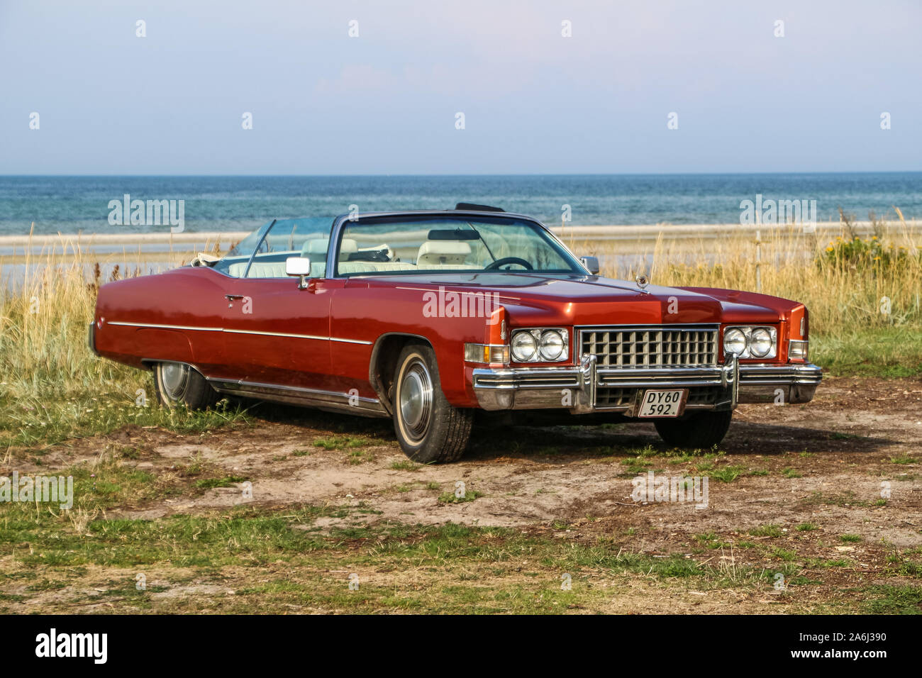 Red Cadillac Eldorado ist während der jeden Montag retro Autos Besitzer treffen auf dem öffentlichen Strand von Hevringholm gesehen, Dänemark am 29. Juli 2019 © Michal Fludra/Alamy leben Nachrichten Stockfoto