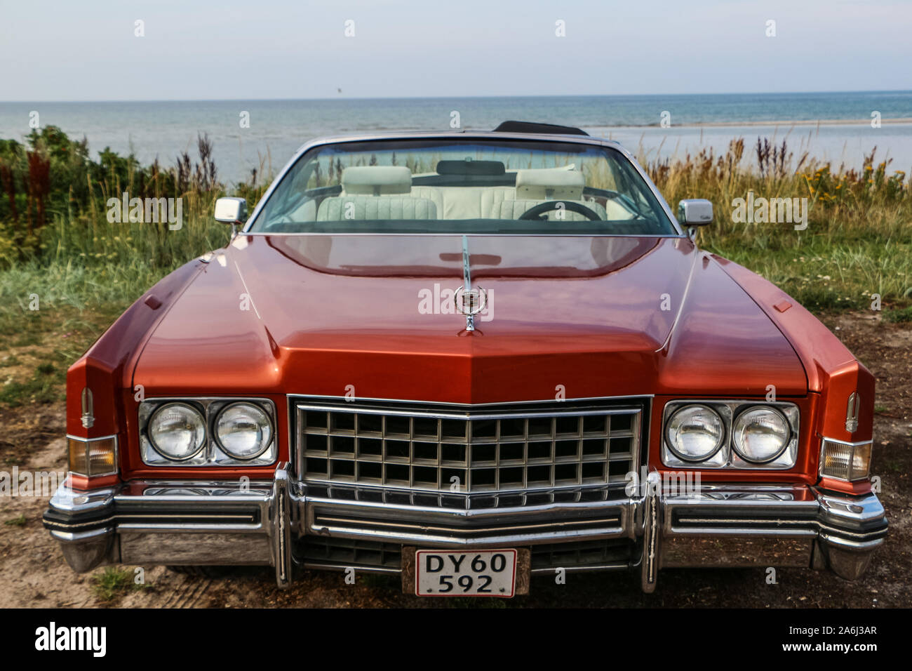 Red Cadillac Eldorado ist während der jeden Montag retro Autos Besitzer treffen auf dem öffentlichen Strand von Hevringholm gesehen, Dänemark am 29. Juli 2019 © Michal Fludra/Alamy leben Nachrichten Stockfoto