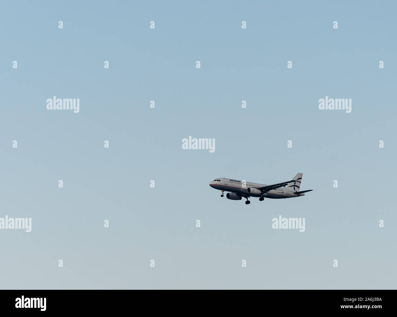Kamari, Griechenland - 14 Juli 2019: Aegean Airlines Airbus A320-232 Registrierung SX-DVJ, Flugnummer OA 358 am Flughafen Santorini von Athen anreisen, s Stockfoto
