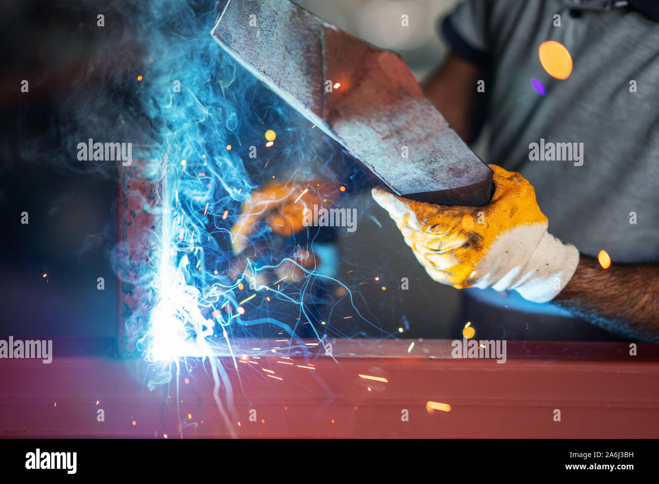Metal worker ist Schweißen von Metallen mit Schutz von ihm Selbst. Stockfoto