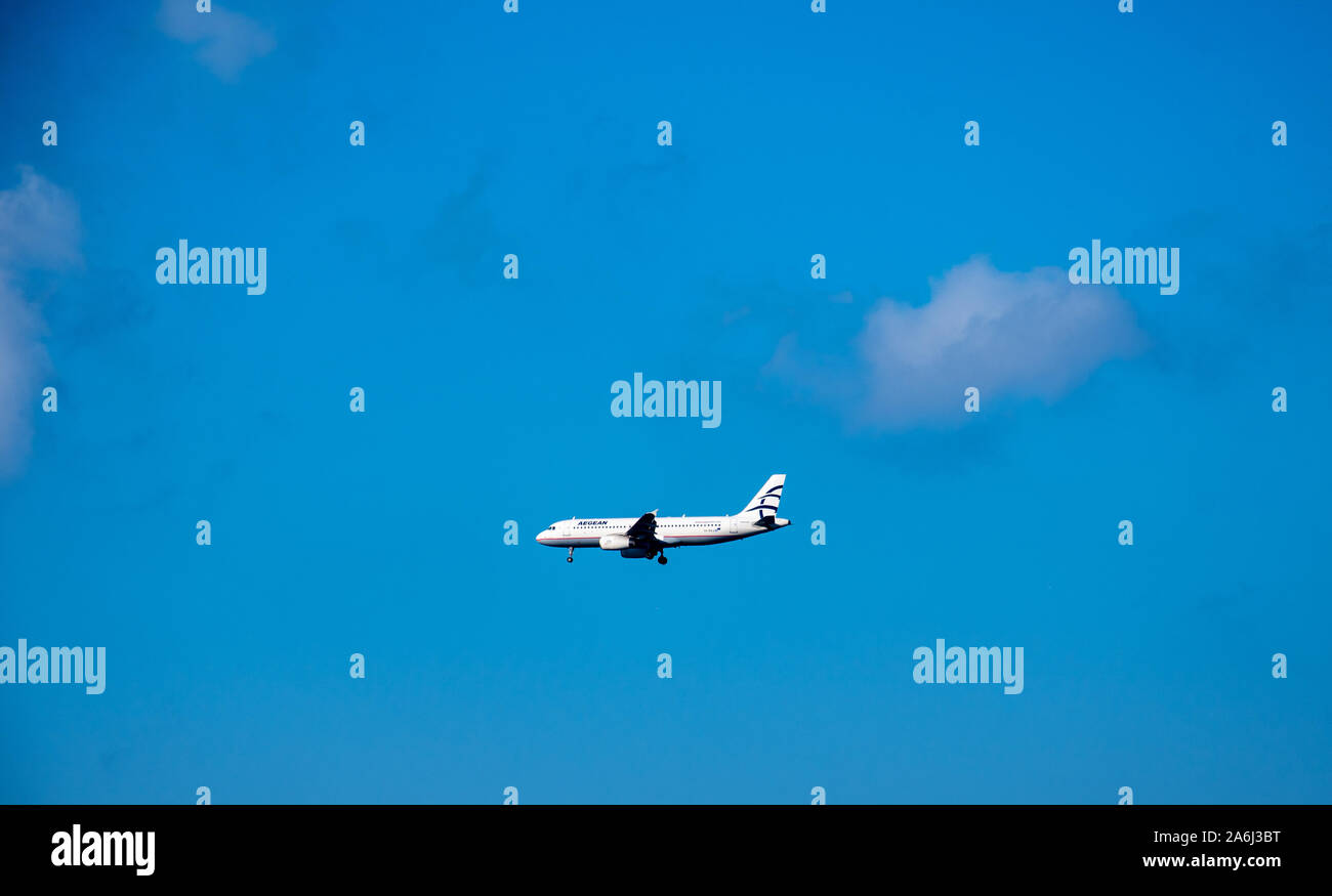 Kamari, Griechenland - 14 Juli 2019: Aegean Airlines Airbus A320-232 Registrierung SX-DVJ, Flugnummer OA 358 am Flughafen Santorini von Athen anreisen, s Stockfoto