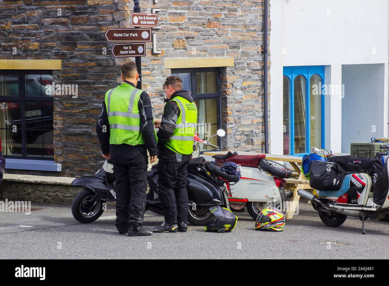 23. August 2019 Unrestauriert 60er vintage Lambretta Motorroller und Club Reiter im Küstenort Mullaghmore im County Donegal, irelan gesehen Stockfoto