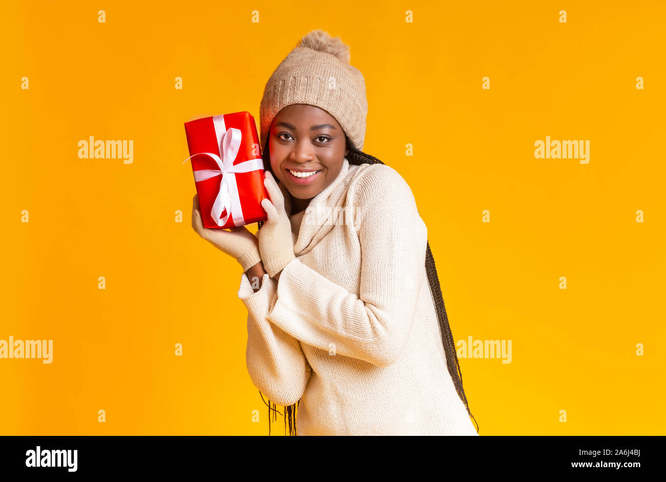 Happy afro Girl im Winter Kleidung mit Weihnachtsgeschenk Stockfoto