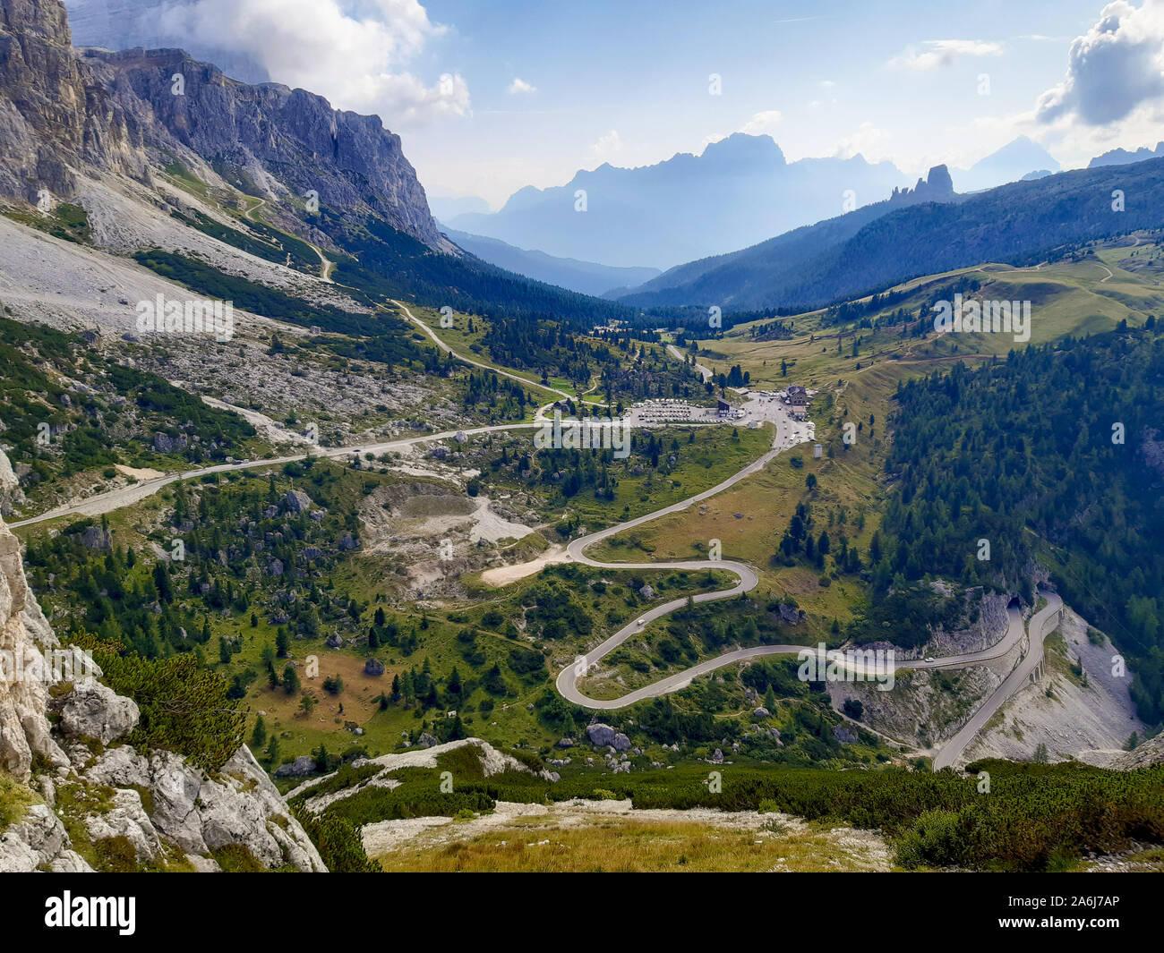 Lange und Gebirgsstrasse mit Serpentinen in den Dolomiten in Südtirol Stockfoto