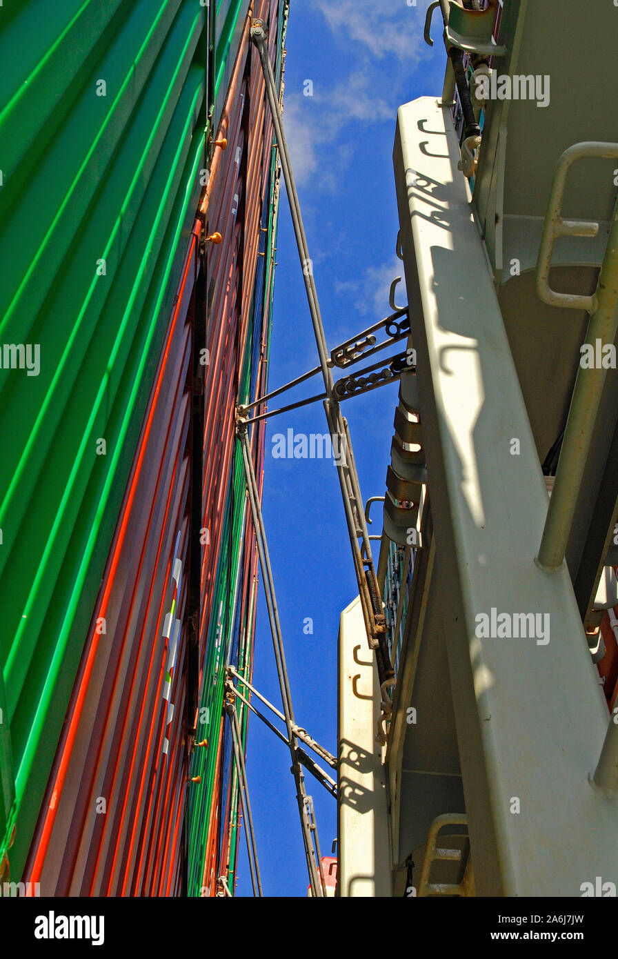 South China Sea, internationale - 2007.05.18: Container an Deck Containerschiff hatsu Courage verstaut (imo Nr. 9293789) auf dem Weg von Hongkong nach tanj Stockfoto