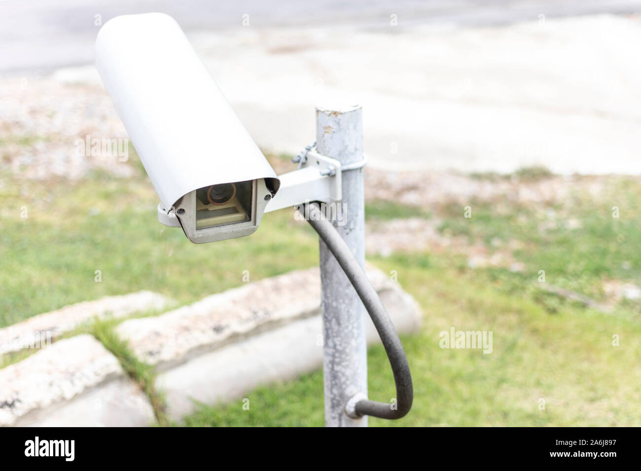 Alte Kamera im Garten getrennt. CCTV-Weiß. Stockfoto