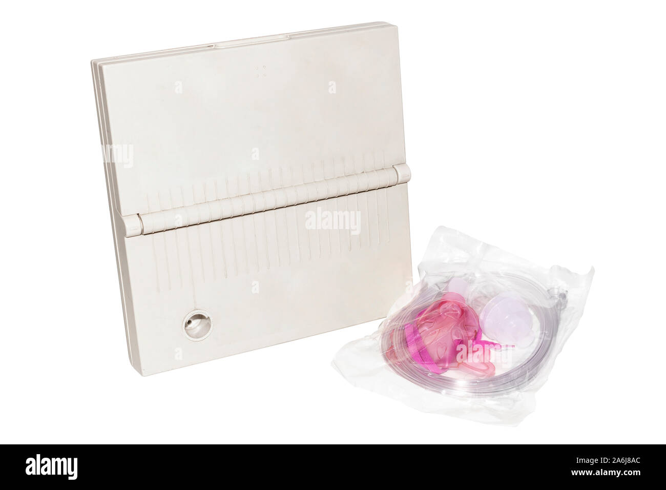 Alte inhaliergerät Kompressor Inhalator mit Atemmaske. Droge Sprüheinrichtung medizinische Vernebler auf einem weißen Hintergrund. Asthma Atmung Behandlung. Stockfoto