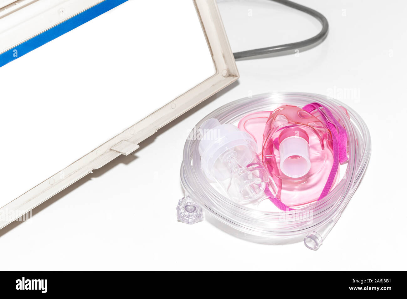 Alte inhaliergerät Kompressor Inhalator mit Atemmaske. Droge Sprüheinrichtung medizinische Vernebler auf einem weißen Hintergrund. Asthma Atmung Behandlung. Stockfoto