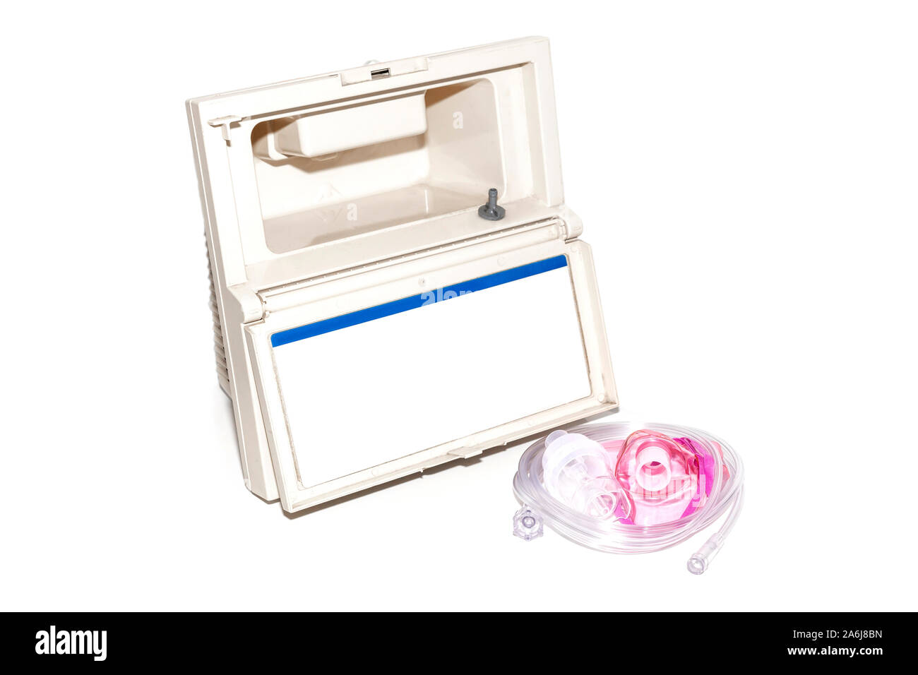 Alte inhaliergerät Kompressor Inhalator mit Atemmaske. Droge Sprüheinrichtung medizinische Vernebler auf einem weißen Hintergrund. Asthma Atmung Behandlung. Stockfoto