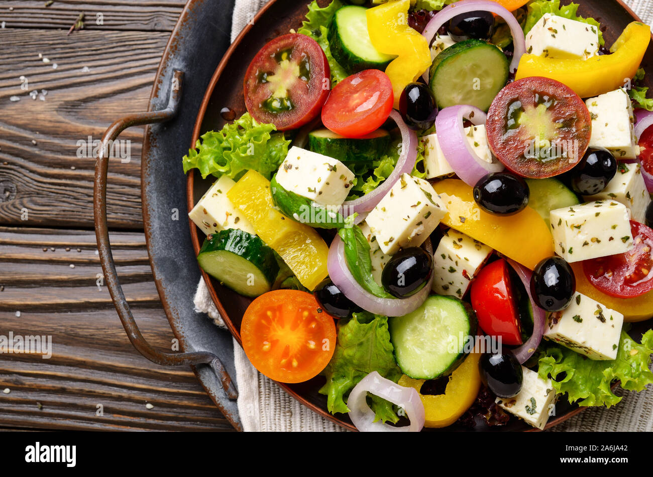 Ansicht von oben an der mediterranen Diät Teller Griechischer Salat auf vintage Metall Fach Stockfoto