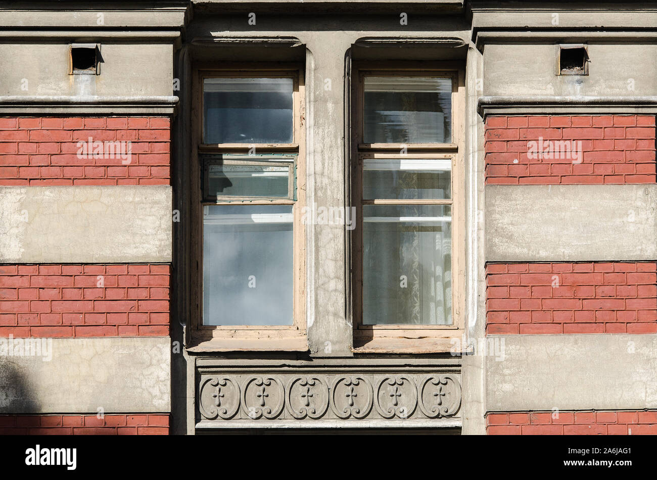 Alte Fenster in der Wand eines alten Backsteinhaus. Stockfoto