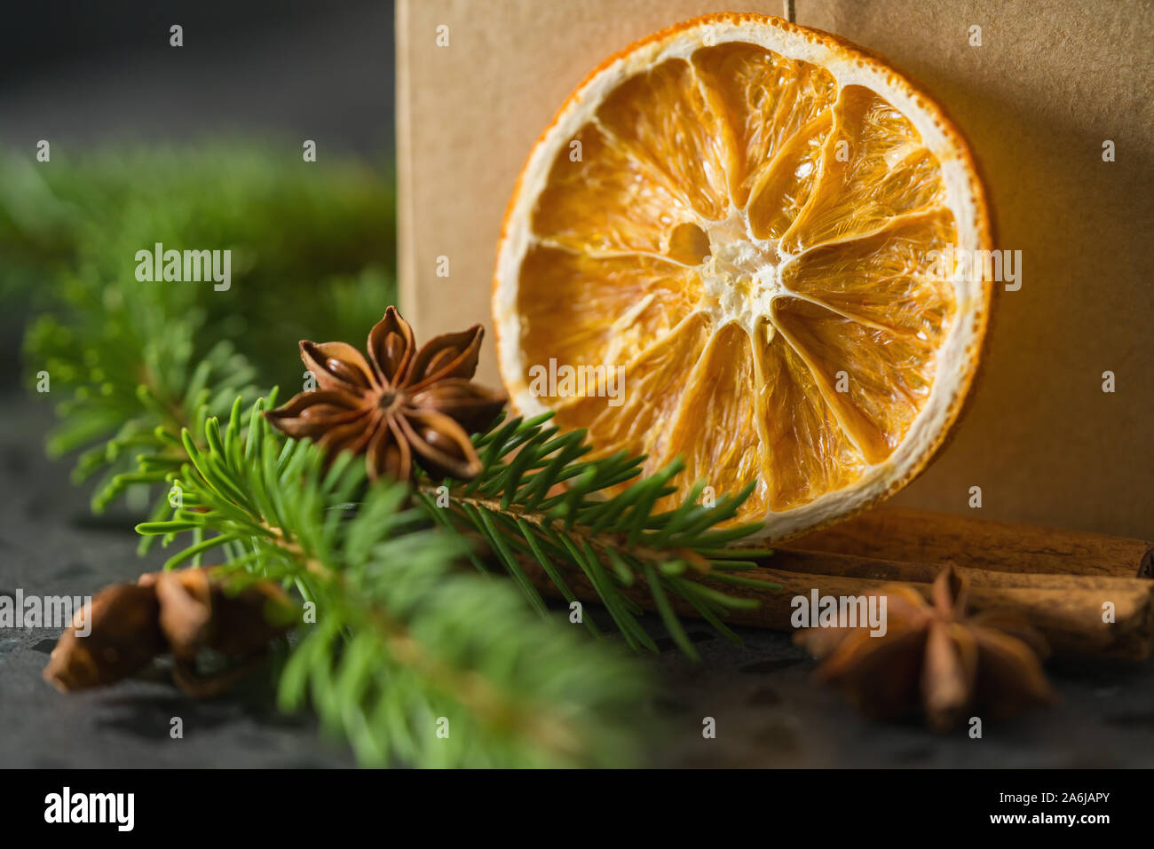 Nahaufnahme der natürlichen Weihnachtsschmuck neben braunem Papier, flachen Fokus Stockfoto