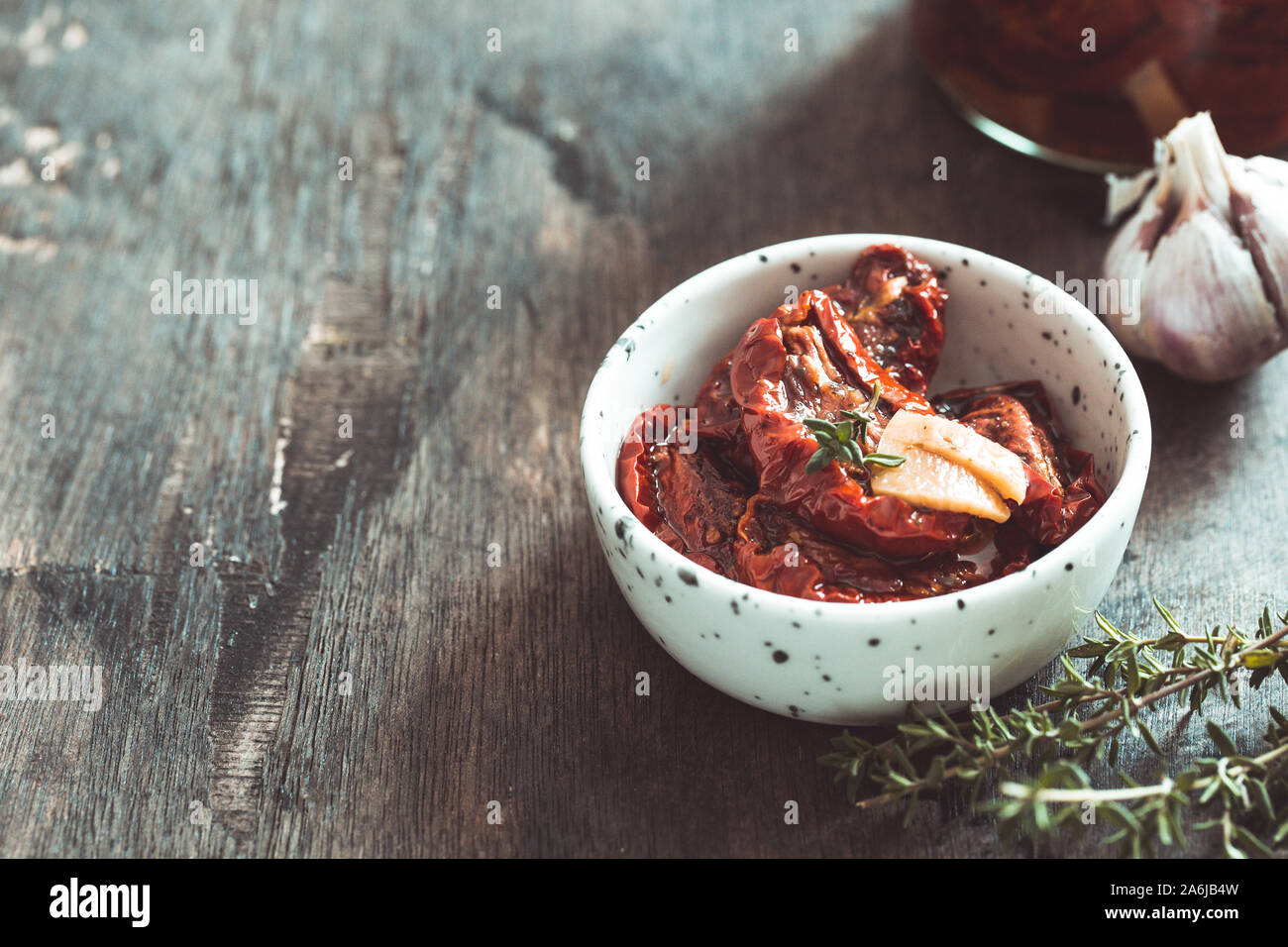 Getrocknete Tomaten in einer Platte auf einem dunklen Hintergrund/ Stockfoto