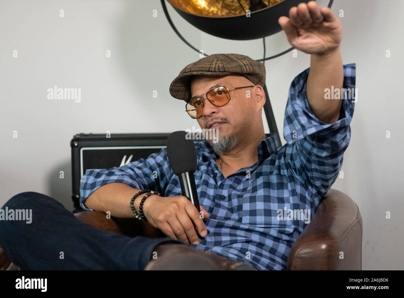 19. Juni 2019, Berlin: Joey Santiago, Gitarrist der US-amerikanischen Band Pixies, Gesten während eines Interviews. Foto: Paul Zinken/dpa Stockfoto