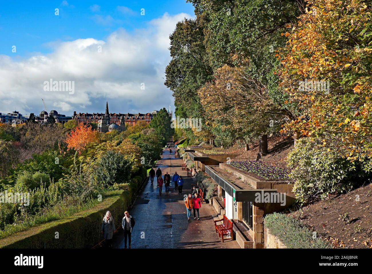 Menschen zu Fuß im Sonnenschein mit herbstlichen Laub, Princes Street Gardens West, Edinburgh, Schottland, Großbritannien Stockfoto