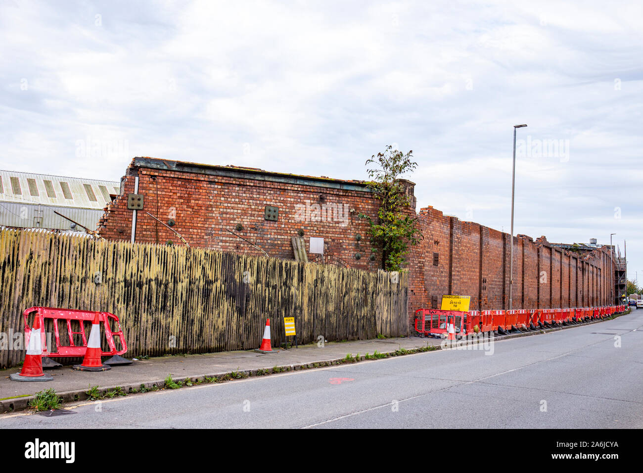 Crewe Works build Züge hinter diesen Mauern, der bald abgerissen und Platz für coppenhall Ort Wohnsiedlung, Cheshire Vereinigtes Königreich Stockfoto