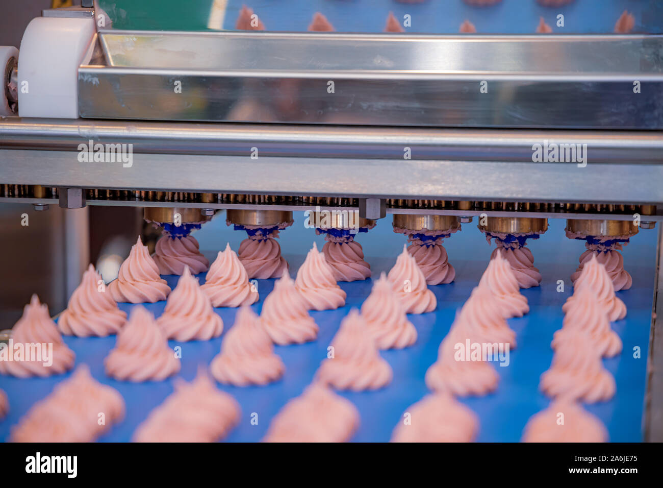 Kuchen auf automatischen Förderband, Prozess der Backen in der Süßwarenfabrik. Stockfoto