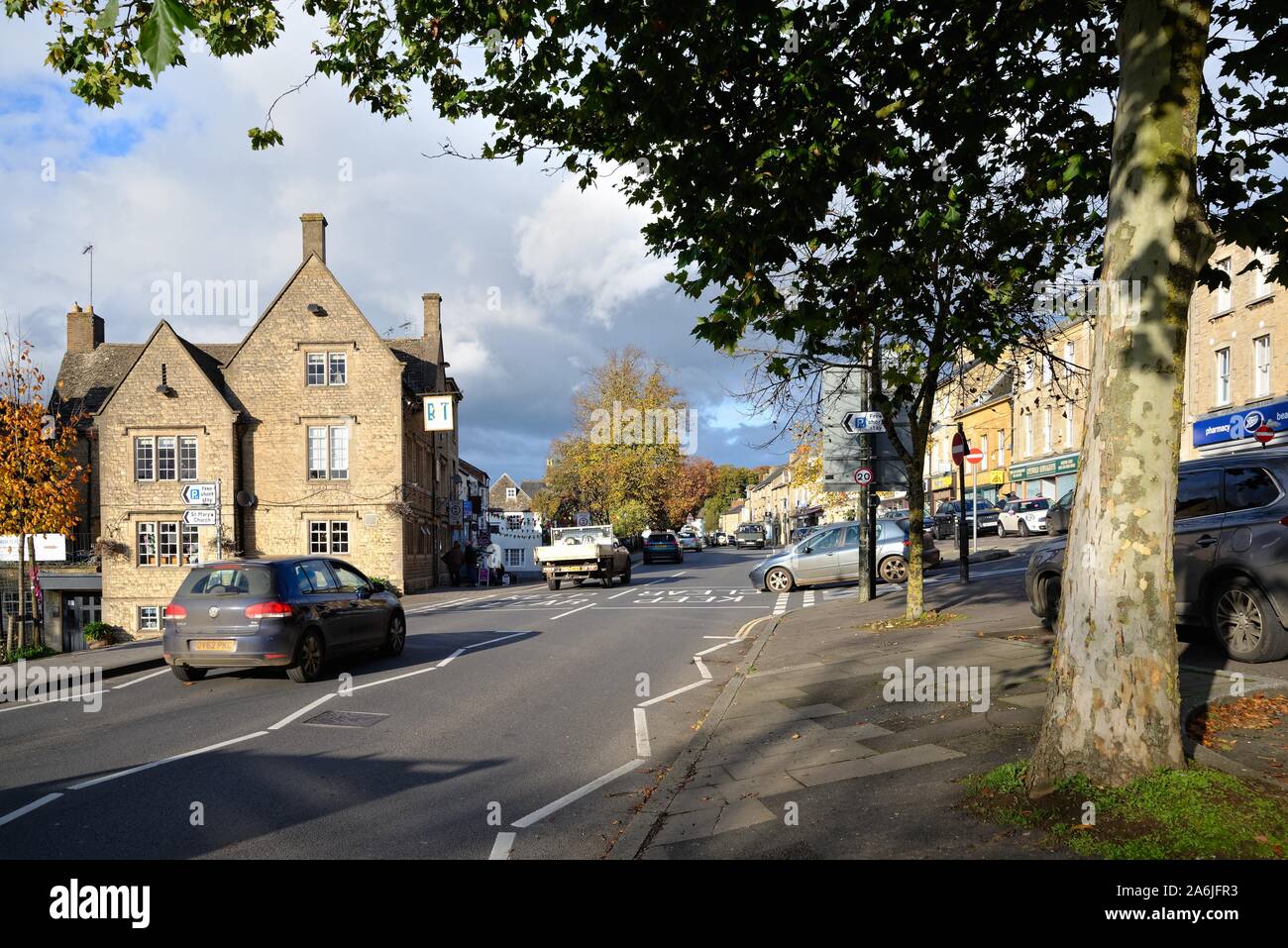 Die Hohe Straße in Chipping Norton an einem sonnigen, herbstlichen Tag West Oxfordshire Cotswold Hills England Großbritannien Stockfoto