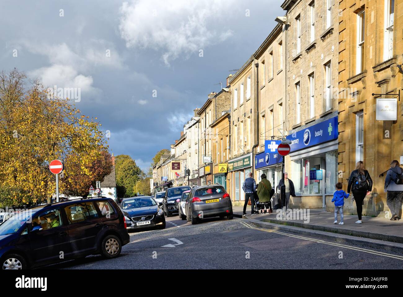 Die Hohe Straße in Chipping Norton an einem sonnigen, herbstlichen Tag West Oxfordshire Cotswold Hills England Großbritannien Stockfoto