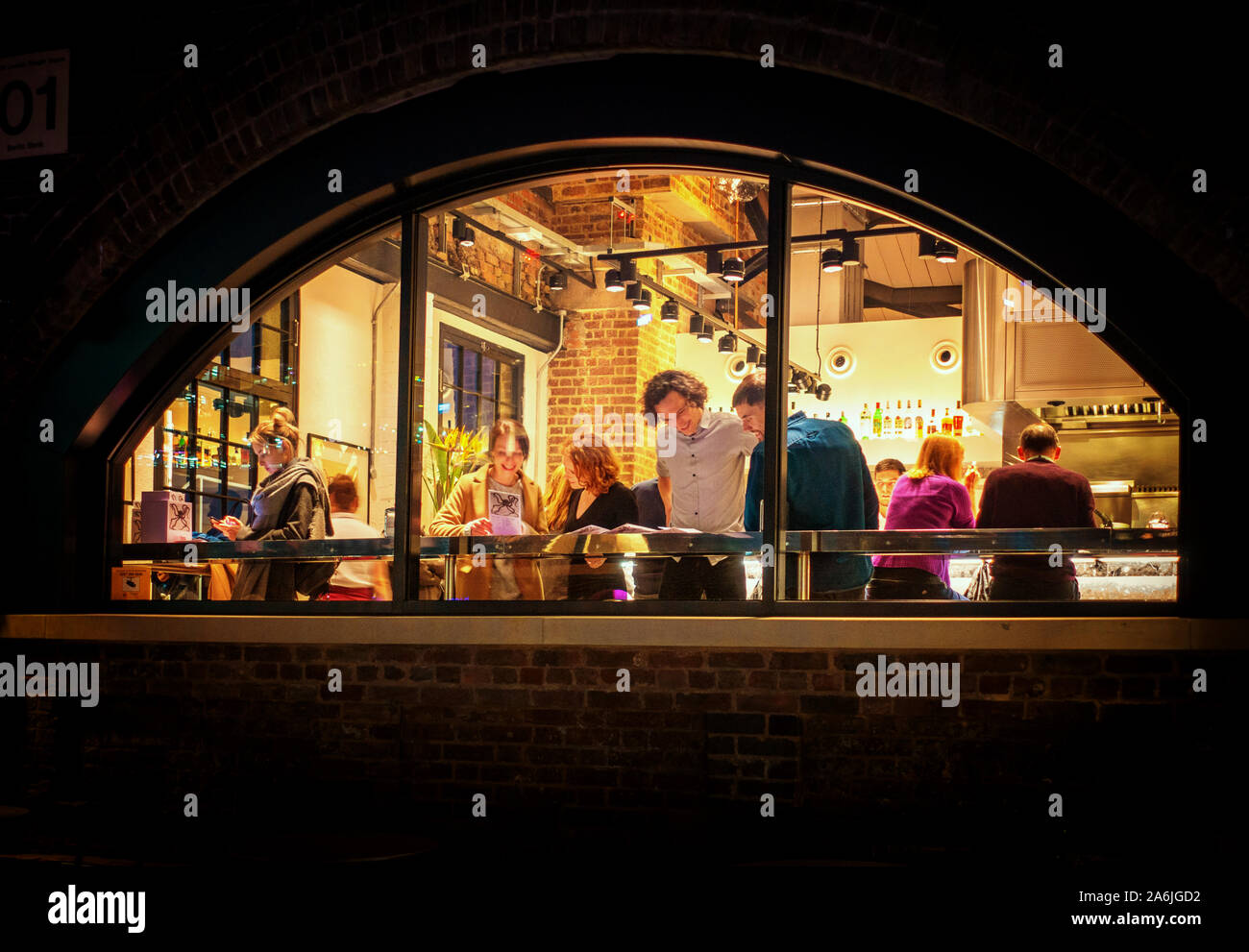 Personen, die Sitzung bis an Barrafina Wein Bar, Kohle Tropfen Yard, London Stockfoto