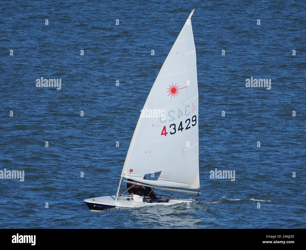 Sheerness, Kent, Großbritannien. 27. Oktober, 2019. UK Wetter: Sonnig aber kalt Tag für Segeln in Sheerness, Kent mit der Temperatur fühlen wie 6 Grad mit dem Wind Chill. Credit: James Bell/Alamy leben Nachrichten Stockfoto