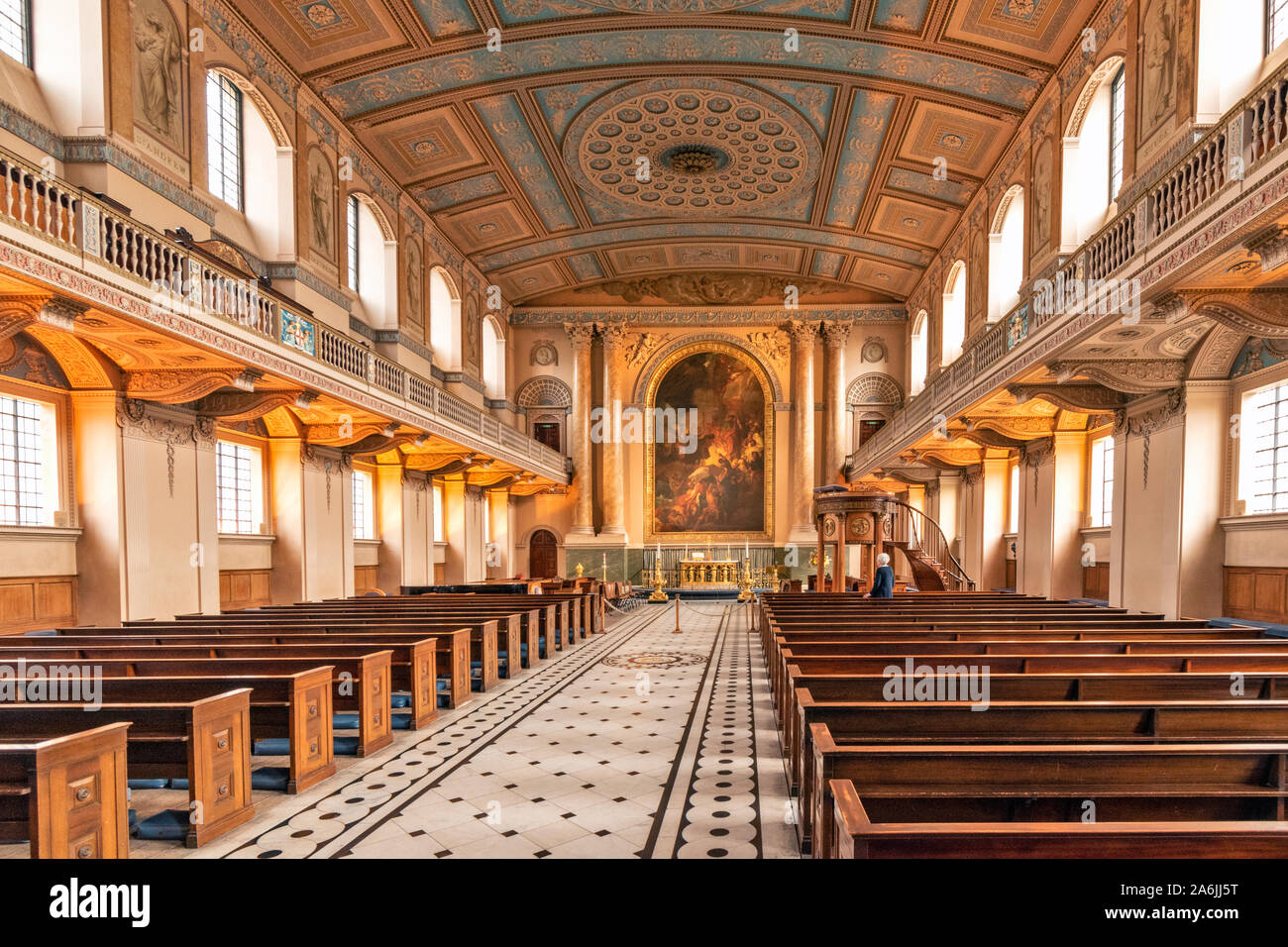 LONDON Old Royal Naval College GREENWICH INNENRAUM KAPELLE VON ST. PETER UND PAUL MIT DEM GROSSEN Gemälde über dem Altar Stockfoto