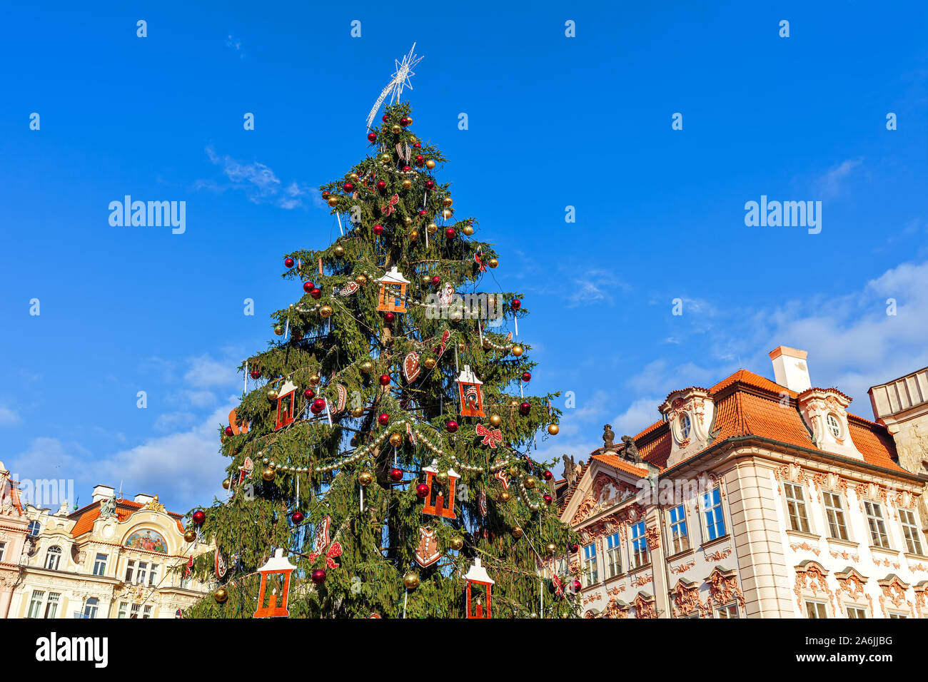 Geschmückten Weihnachtsbaum am Marktplatz der Altstadt unter blauem Himmel in Prag, Tschechische Republik. Stockfoto