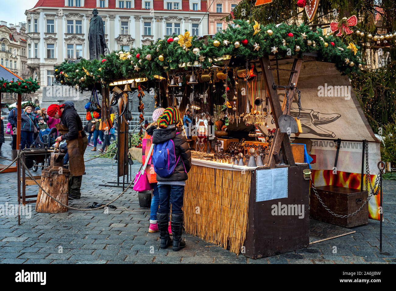 Menschen stehen in der Nähe von mit Handwerk souvenirs Stall während der berühmten traditionellen Weihnachtsmarkt in Prag, Tschechische Republik. Stockfoto