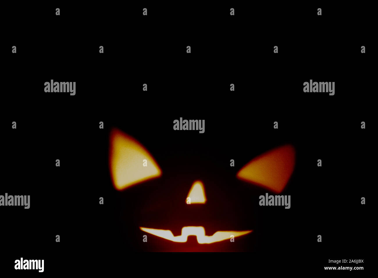 Schatten von Halloween scary pumpkin Gesicht auf dunklem Papier Hintergrund. Schatten aus dem Feuer. Halloween Horror Hintergrund. Kopieren Sie Platz. Stockfoto