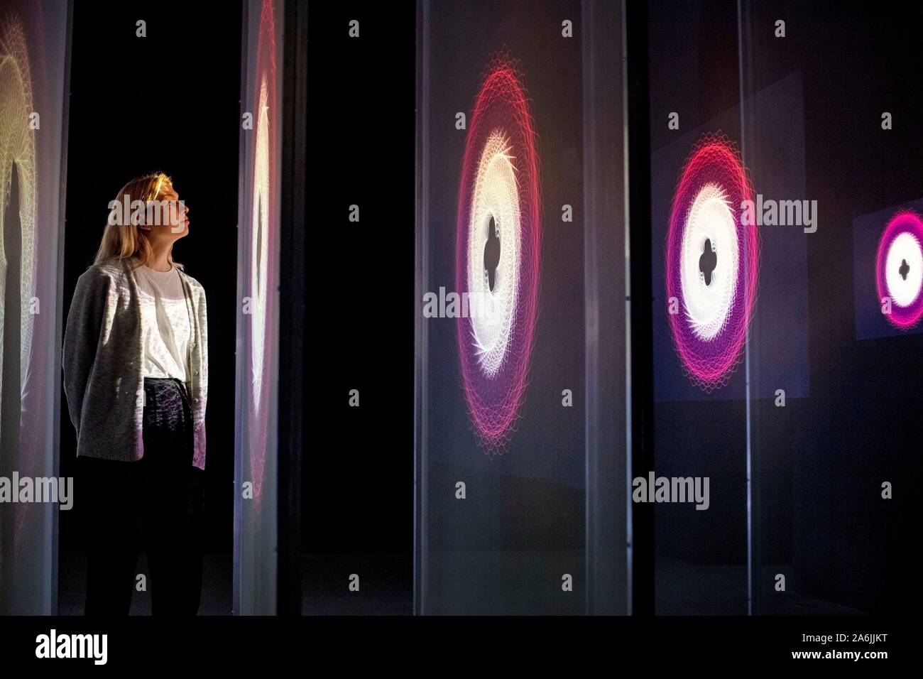 Ein Mitarbeiter sieht eine dreidimensionale Projektion' Wach" durch Tekja, 2019, die mit Daten aus der ganzen Welt, die schlaflosigkeit Titel, während die Presse Vorschau auf den Winter Kunstausstellung im Somerset House, The Strand, London, berechtigt, 24/7: ein Weckruf für unsere Non-Stop-Welt. Die Ausstellung zeigt eine Reihe von Immersive arbeitet, von einem globalen Angebot an Künstlern, unsere Unfähigkeit, aus rund um die Uhr Kultur zu untersuchen. Stockfoto