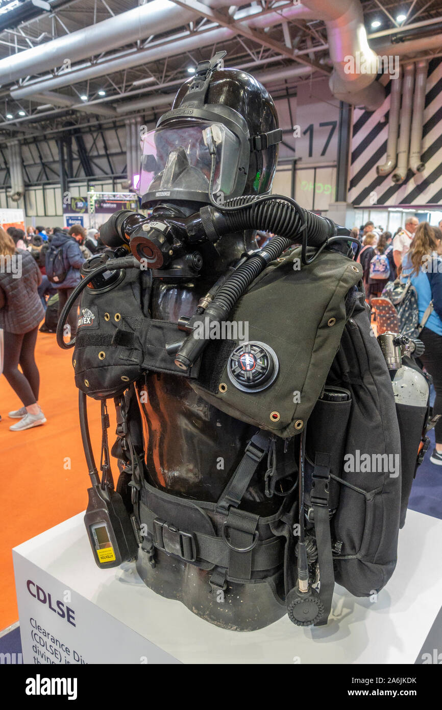 Vorderansicht eines CDLSE (Abstand Taucher Life Support) Rebreathertauchen Set auf der Big Bang Fair 2019, NEC, Birmingham, UK. Stockfoto