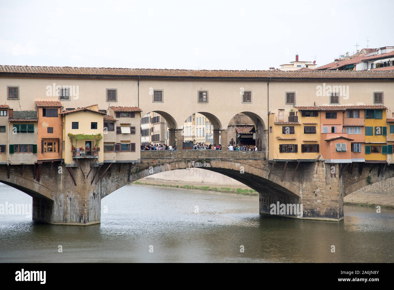 Ponte Vecchio (Alte Brücke) mit Corridoio Vasariano (Vasari Korridor) im historischen Zentrum von Firenze aufgeführt sind Weltkulturerbe der UNESCO. Firenze, Toskana, Stockfoto