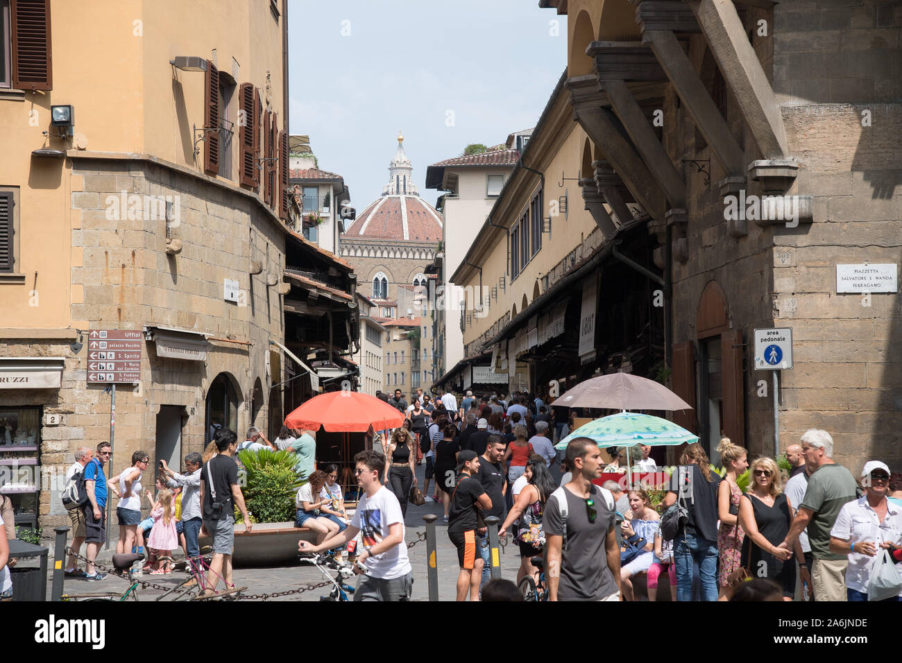 Ponte Vecchio (Alte Brücke) mit Corridoio Vasariano (Vasari Korridor) im historischen Zentrum von Firenze aufgeführt sind Weltkulturerbe der UNESCO. Firenze, Toskana, Stockfoto