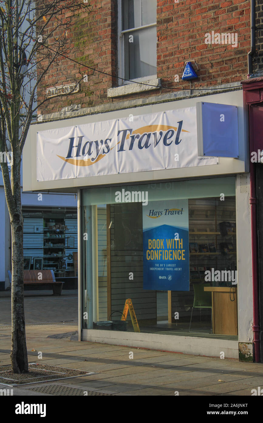 Hays Travel Shop, temporäre Zeichen, von einem Ex-Thomas Cook Reisebüro. Hays Travel, Barrow-In-Furness, Cumbria. UK, uk, Reisebüros, Barrow. Stockfoto