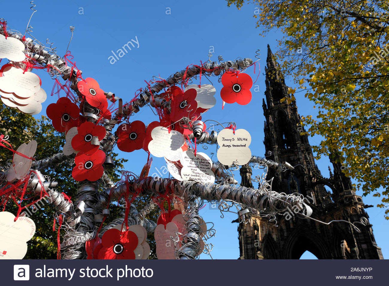 Edinburgh, Schottland, Großbritannien. 27th. Oktober 2019. Poppy Scotland Appeal, Mohn hängt am Baum der Ehre im Garten der Erinnerung in Princes Street Gardens zur Vorbereitung auf den Gedenktag. Walter Scott Denkmal sichtbar. Kredit: Craig Brown/Alamy Live Nachrichten Stockfoto