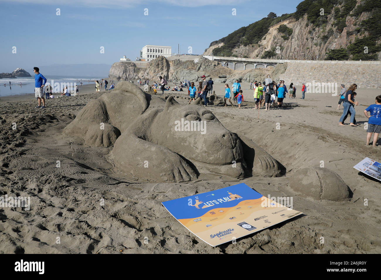 San Francisco, USA. 26 Okt, 2019. Foto am Okt. 26, 2019 zeigt eine Sandcastle durch Wettbewerber während einer sandcastle Wettbewerb in San Francisco, USA. Die jährlichen Sprung Sandcastle Classic bringt Tausende von Menschen in San Francisco Ocean Beach jedes Jahr super zu mittelständischen Sand Skulpturen. Credit: Li Jianguo/Xinhua/Alamy leben Nachrichten Stockfoto