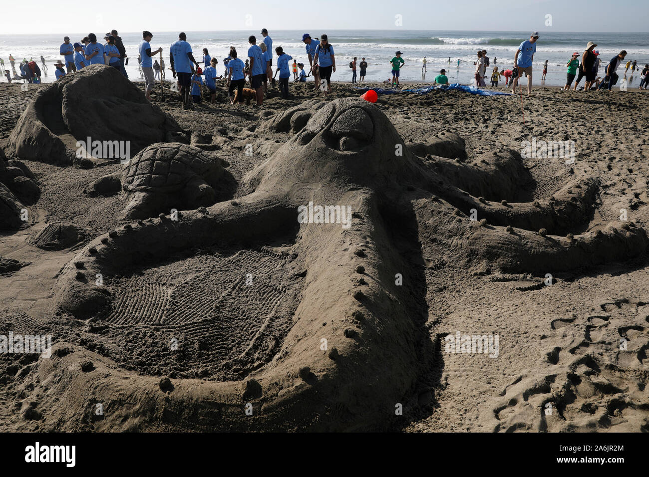 San Francisco, USA. 26 Okt, 2019. Foto am Okt. 26, 2019 zeigt Sandburgen durch Wettbewerber während einer sandcastle Wettbewerb in San Francisco, USA. Die jährlichen Sprung Sandcastle Classic bringt Tausende von Menschen in San Francisco Ocean Beach jedes Jahr super zu mittelständischen Sand Skulpturen. Credit: Li Jianguo/Xinhua/Alamy leben Nachrichten Stockfoto