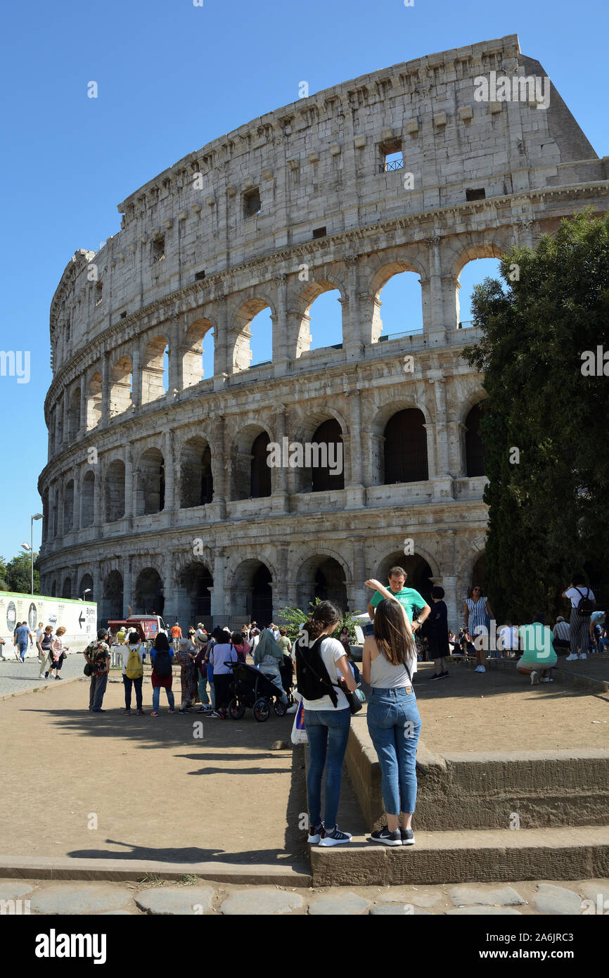 Touristen vor dem Kolosseum am Piazza Del Colosseo in Rom - Italien. Stockfoto
