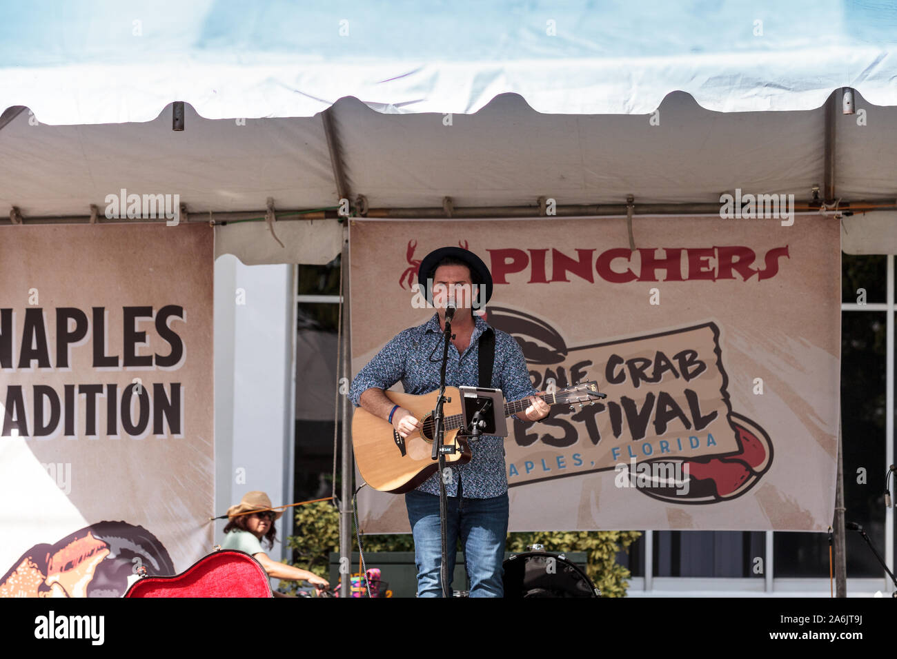 Naples, Florida, USA - Oktober 26, 2019: Sänger Matty Jollie führt am Neapel traditionelle Stone Crab Festival von Tin City. Redaktionelle Verwendung. Stockfoto
